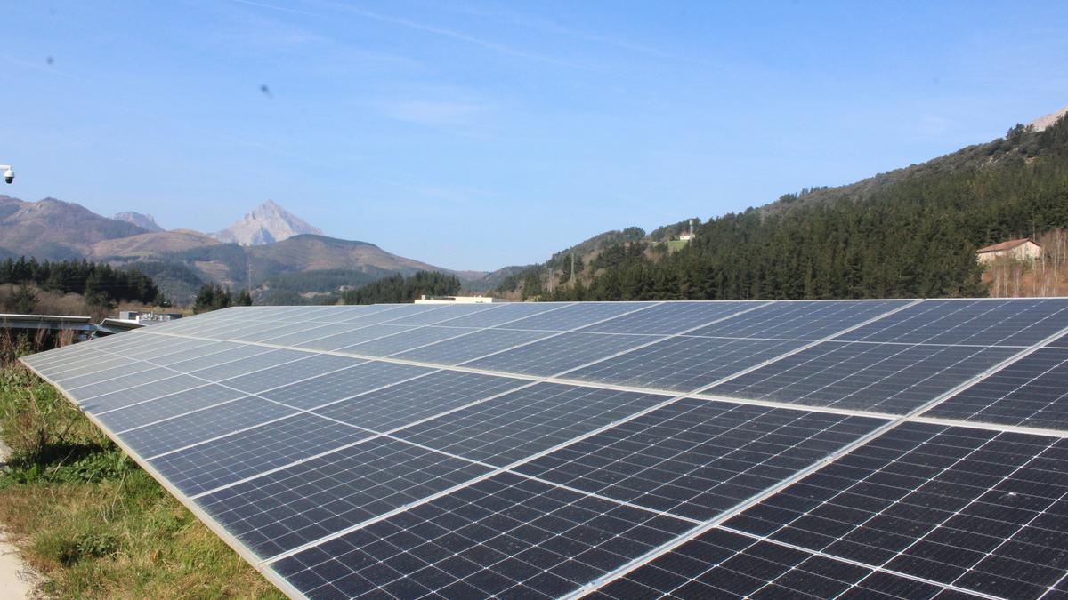 Placas instaladas en el el parque fotovoltaico de Arrasate.
