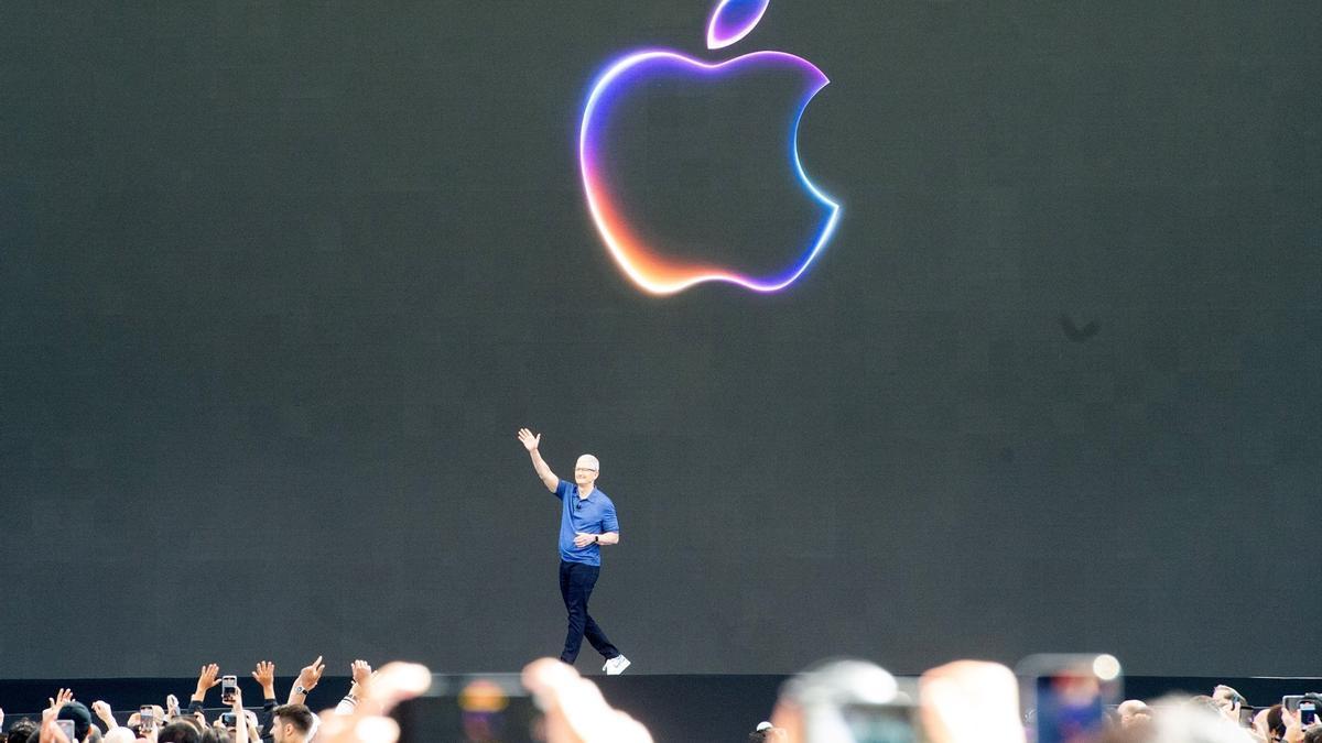 Tim Cook, CEO de Apple, habla de nuevos productos en la Conferencia de Desarrolladores de Apple WWDC en el campus de Apple.