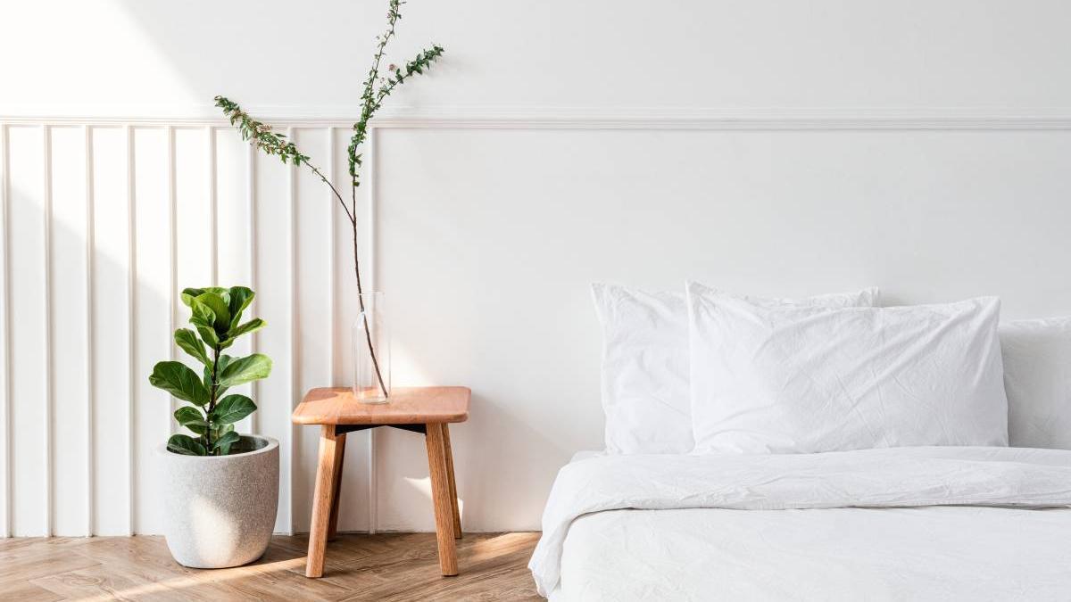 Dormitorio con pared blanca.