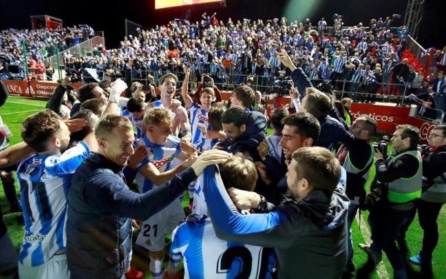 Los jugadores de la Real celebran la clasificación para la final de la Copa tras ganar en el campo de Anduva de Miranda de Ebro. / EFE/SANTI OTERO