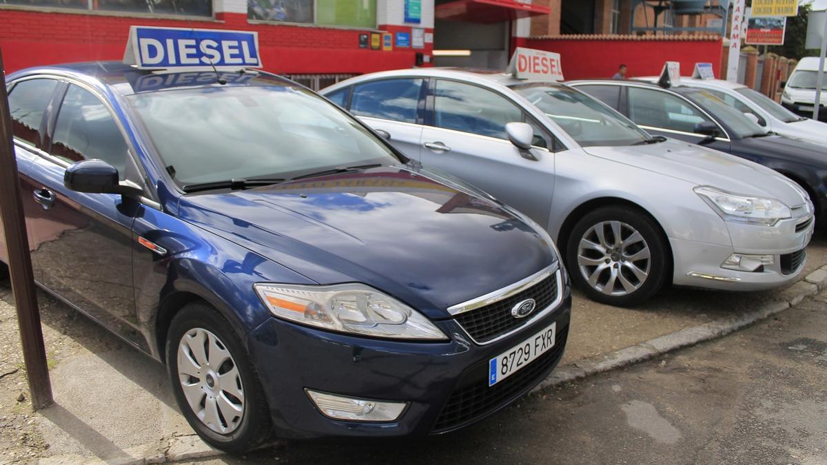 Varios vehículos de ocasión en venta.