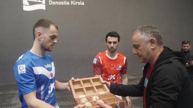 En imágenes: Jokin Altuna y Unai Laso seleccionan material para la semifinal del Manomanista en el Atano III de Donostia. / RUBEN PLAZA En imágenes: Jokin Altuna y Unai Laso seleccionan material para la semifinal del Manomanista en el Atano III de Donostia.