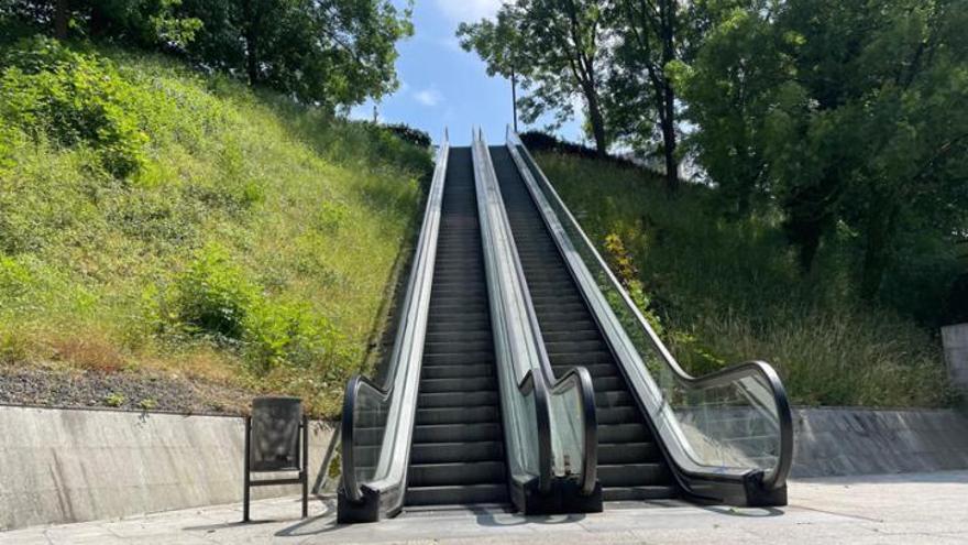 Las escaleras mecánicas que unen las calles Darío de Regoyos y Pintor Berrueta, en el barrio Artia de Irun.