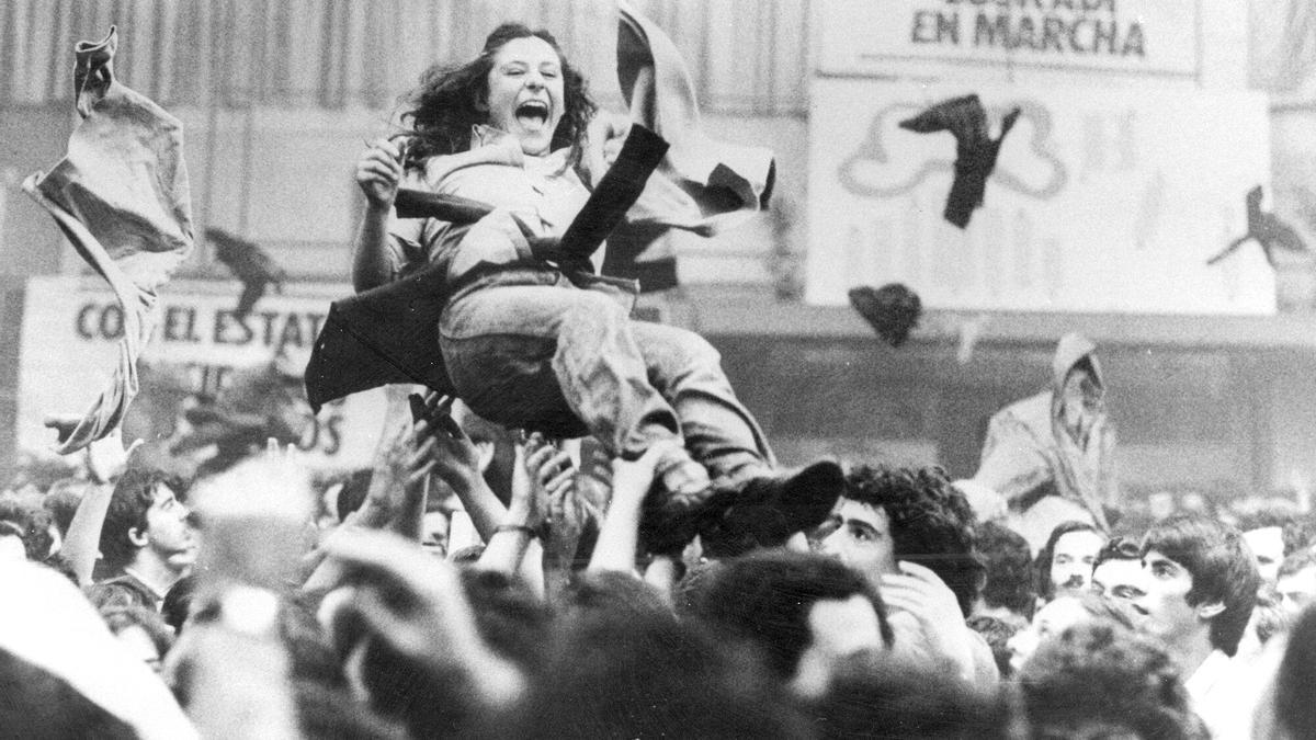 Tras el recuento de votos el Estatuto obtiene el refrendo del pueblo vasco. En la foto, los asistentes al Pabellón de Deportes de La Casilla de Bilbao celebran el sí histórico. Tras el recuento de votos el Estatuto obtiene el refrendo del pueblo vasco. En la foto, los asistentes al Pabellón de Deportes de La Casilla de Bilbao celebran el sí histórico.