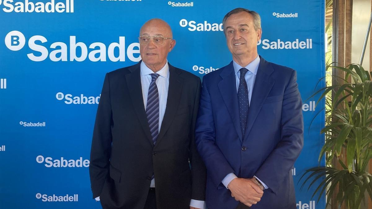 El presidente de Banco Sabadell, Josep Oliu (i), y el consejero delegado, César González-Bueno (d).