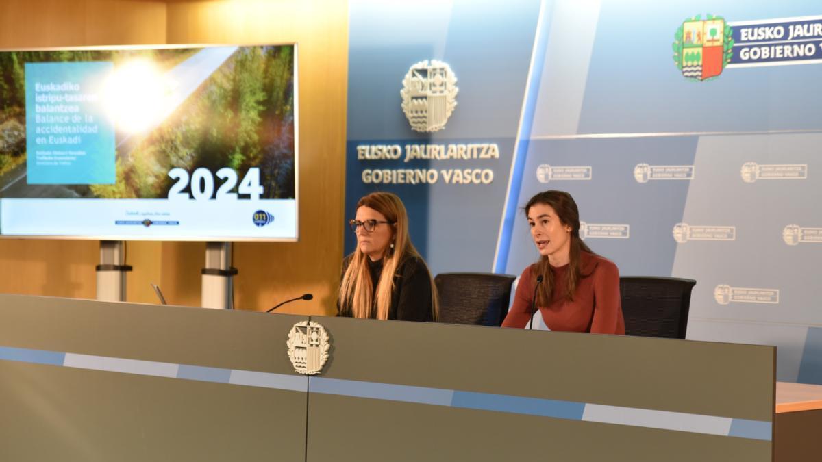 La Viceconsejera de Protección Civil, Joana Egiluz, y la Directora de Tráfico del Gobierno Vasco, Estibaliz Olabarri, presentan el balance de tráfico.