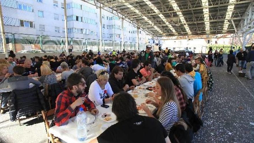 Imagen de una comida popular celebrada en Martutene.