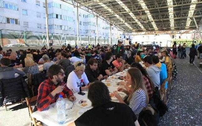Imagen de una comida popular celebrada en Martutene. Imagen de una comida popular celebrada en Martutene.