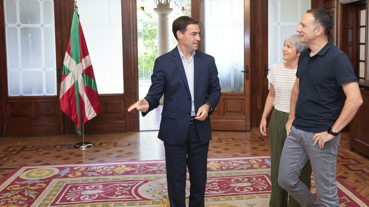 El lehendakari, Imanol Pradales, con el secretario general de ELA, Mitxel Lakuntza, y la secretaria adjunta, Amaia Muñoa