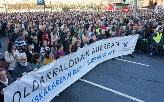 Marcha celebrada el pasado fin de semana en Bilbao ante la injerencia de los tribunales contra el euskera. Marcha celebrada el pasado fin de semana en Bilbao ante la injerencia de los tribunales contra el euskera.