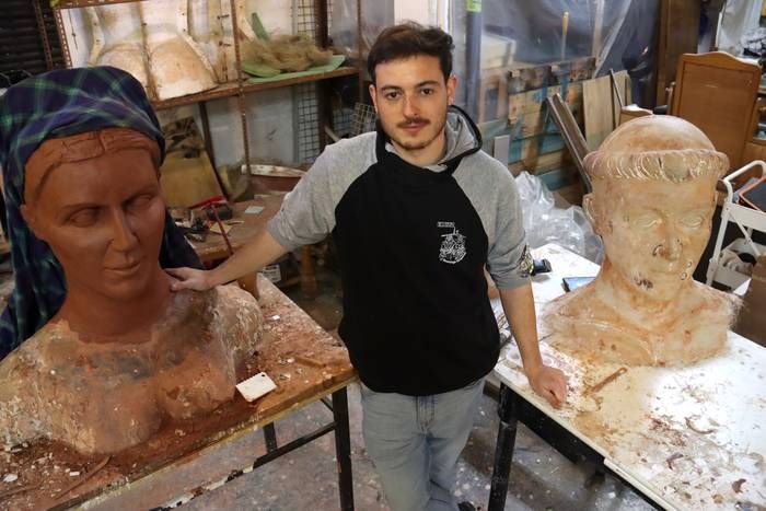 García en el taller donde alumbra a sus criaturas.