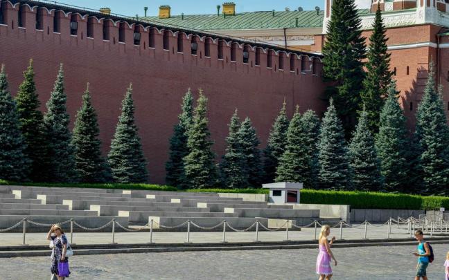 Un grupo de personas pasean por la plaza Roja de Moscú.