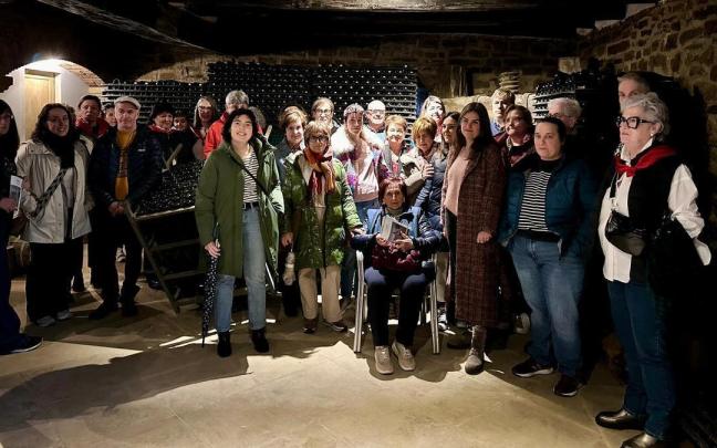 La presentación del folleto tuvo lugar ayer a la tarde en la txakolinería Beldui