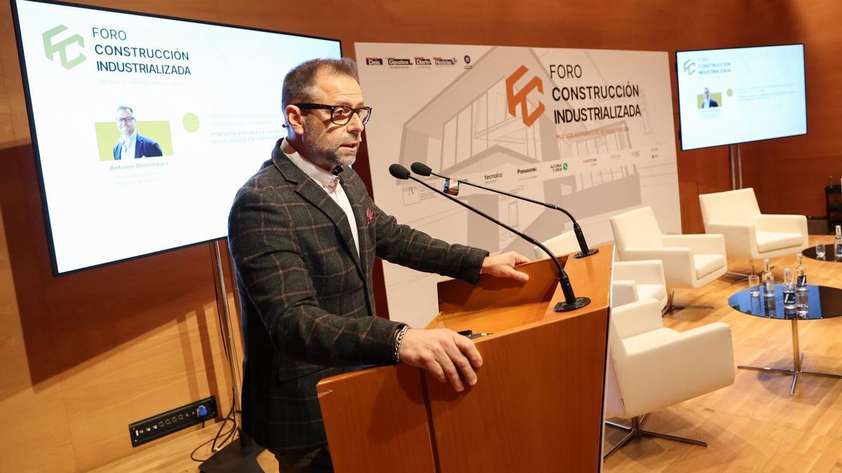 Antonio Domínguez durante su ponencia, en el Palacio Euskalduna.