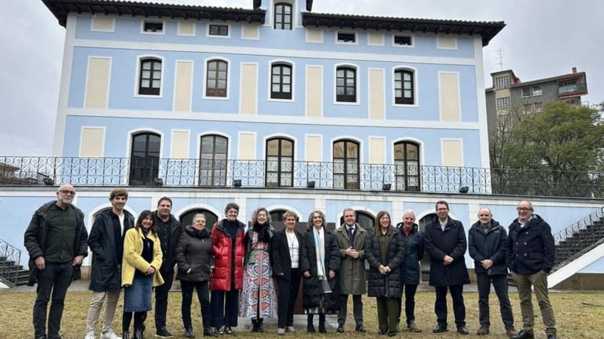 Los miembros de Hakoba, frente al palacio azkoitiarra de Intsausti, escenario del encuentro