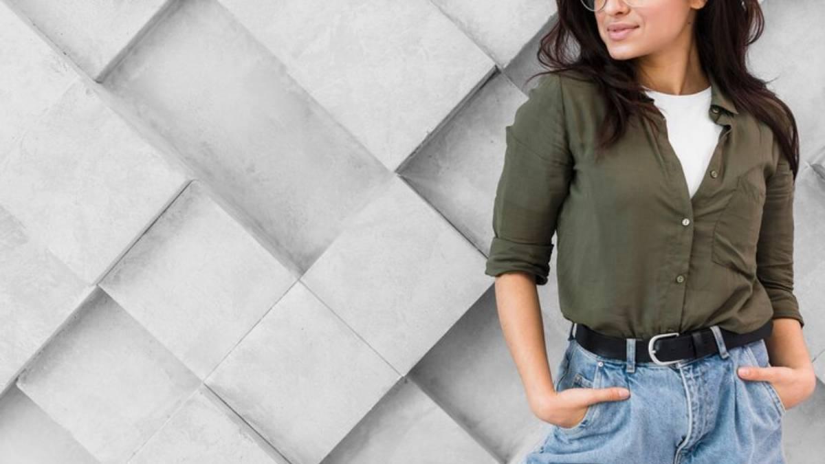 Chica con pantalones vaqueros y jersey verde.