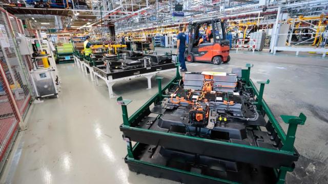 Varios operarios trabajando en una fábrica de vehículos