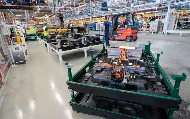 Varios operarios trabajando en una fábrica de vehículos