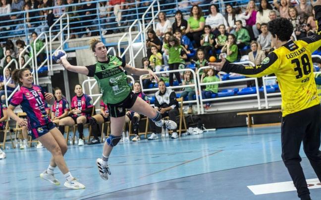 Eider Hernández se dispone a lanzar a puerta antes de convertir.