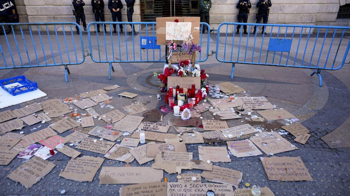 Mensajes, velas y flores en recuerdo de Maricarmen en la acampada de la Puerta del Sol