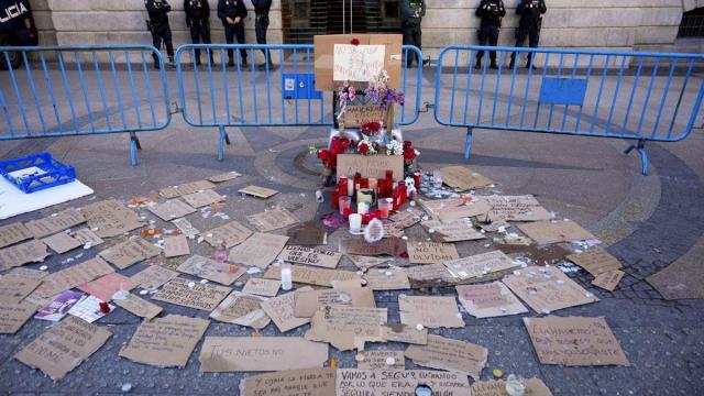 Mensajes, velas y flores en recuerdo de Maricarmen en la acampada de la Puerta del Sol