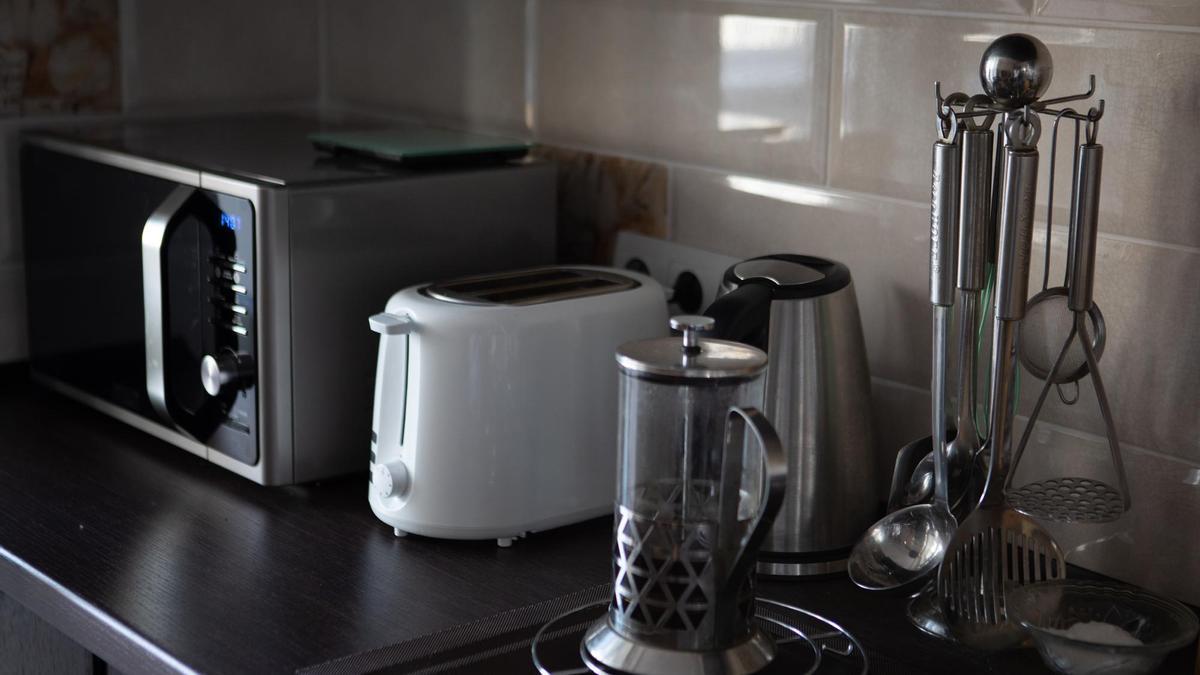 Pequeños electrodomésticos sobre la encimera de una cocina.
