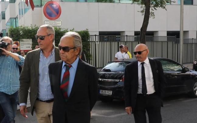El banquero Jaime Botín (centro) acude al Juzgado de lo Penal número 27 de Madrid, donde comienza el juicio contra él, que está acusado de un delito de contrabando de bienes culturales por haber intentado sacar de España el cuadro