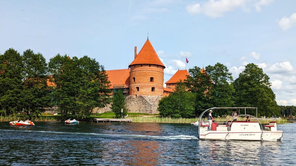 Castillo de Trakai, junto al lago.