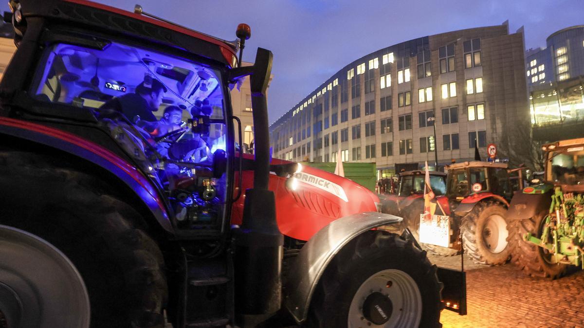 Los tractores colapsan Bruselas durante la cumbre de los líderes de la UE