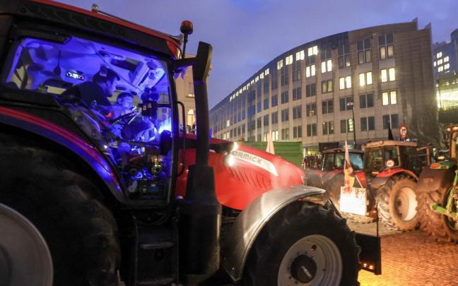 Los tractores colapsan Bruselas durante la cumbre de los líderes de la UE