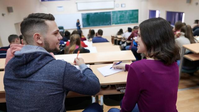 Universitarios en clase.
