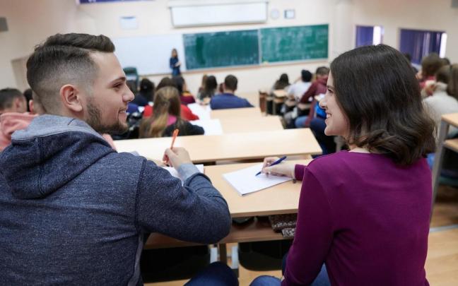 Universitarios en clase.