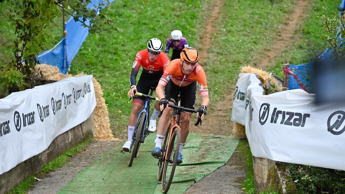 Jonathan Lastra rueda en el ciclocross de Ormaiztegi.