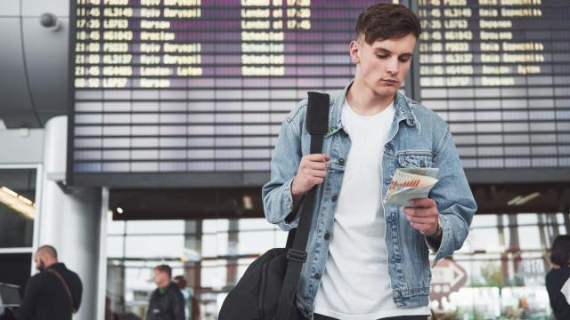 Un joven espera la salida de su vuelo en un aeropuerto.