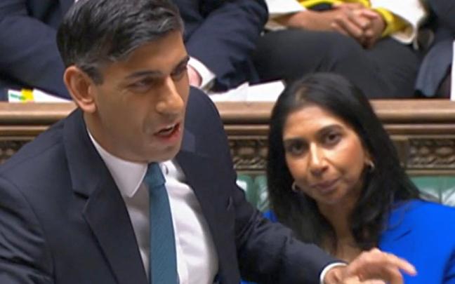 Rishi Sunak y Suella Braverman, en la sesión de ayer del Parlamento británico. Rishi Sunak y Suella Braverman, en la sesión de ayer del Parlamento británico.