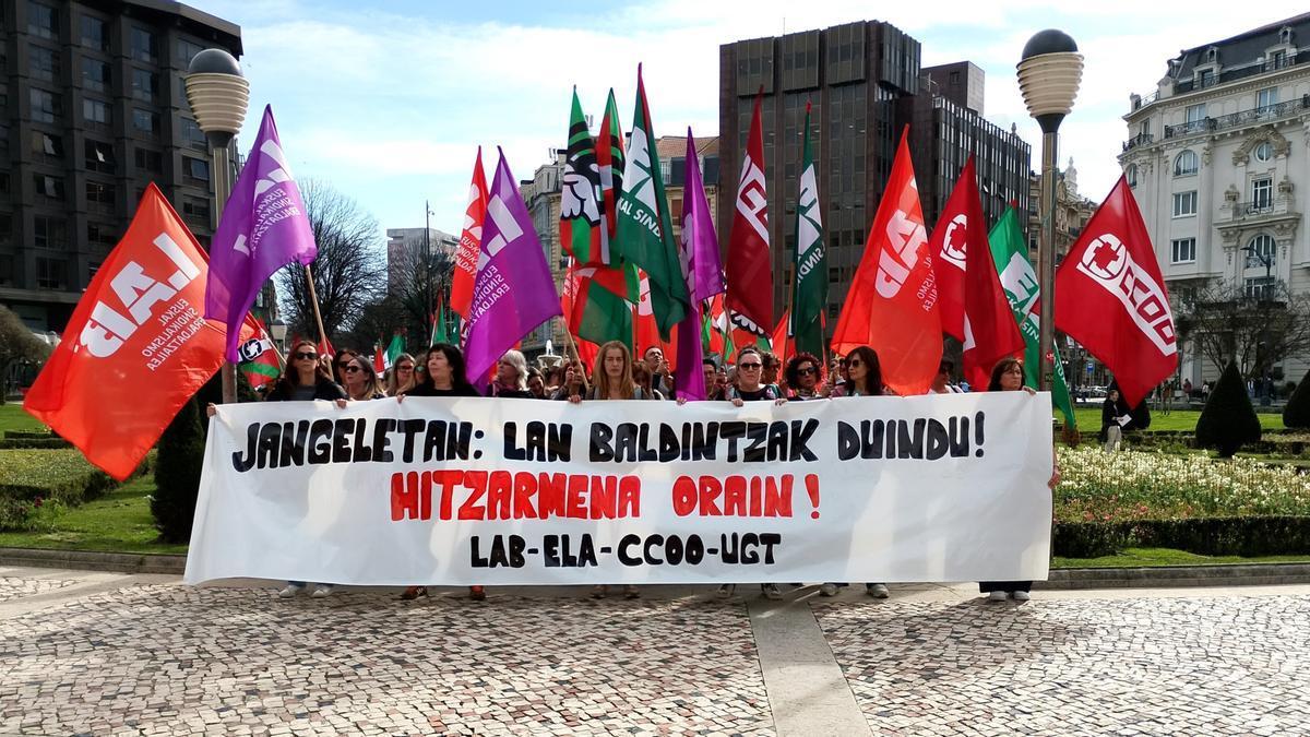 Manifestación de sindicatos de comedores escolares vascos en Bilbao.