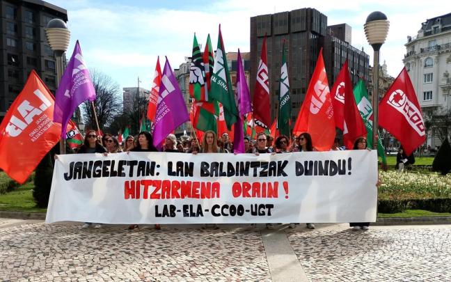Manifestación de sindicatos de comedores escolares vascos en Bilbao.