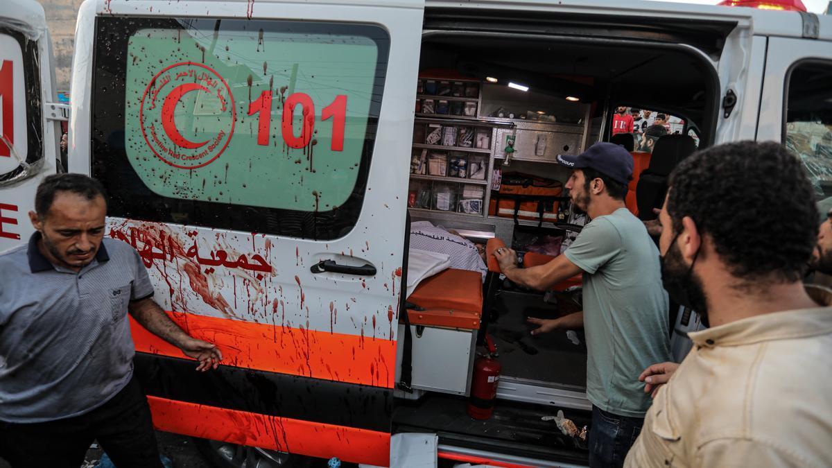 Imagen de una ambulancia en Gaza tras ser atacada por Israel.
