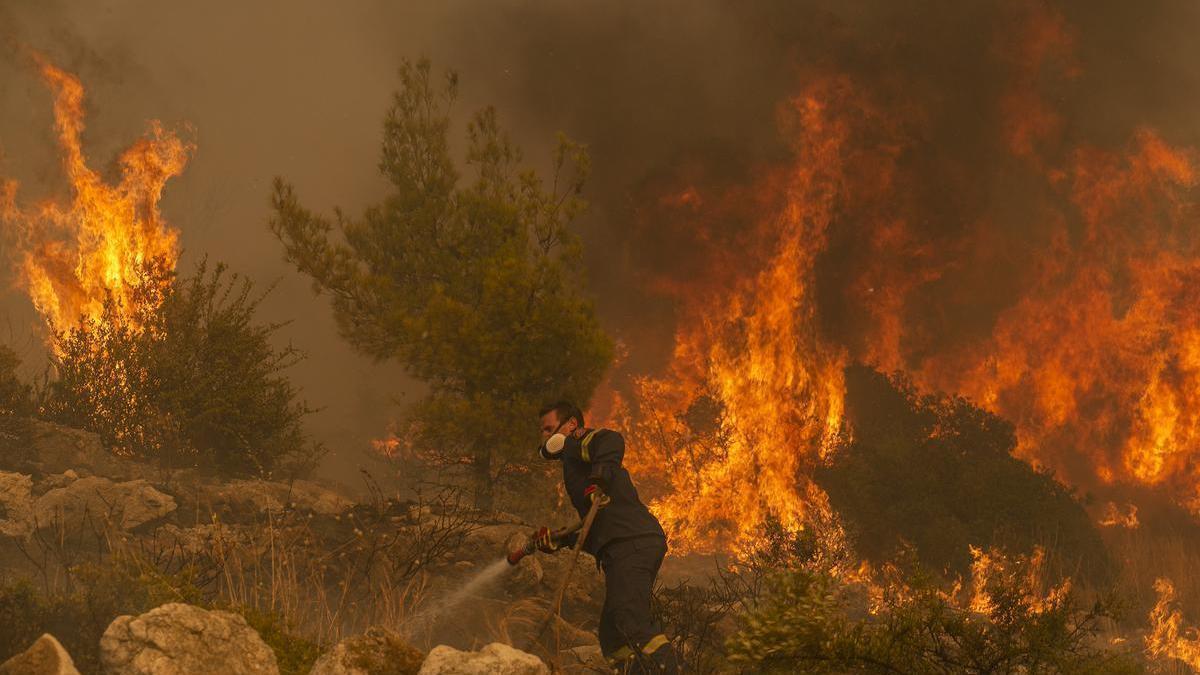 Un bombero lucha contra las llamas en Hasia, cerca de Atenas.