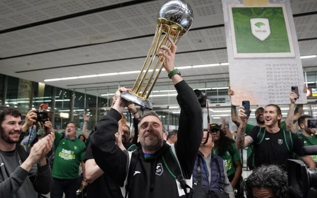 Darío Brizuela, a la izquierda, e Ibon Navarro, levantando el trofeo, buscan repetir éxito en la Copa de Málaga