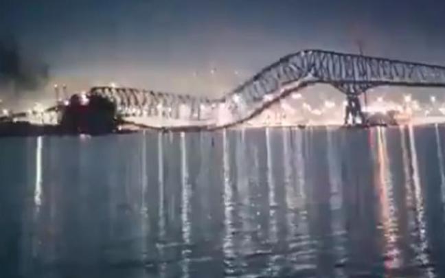 Momento del derrumbe del puente de Baltimore.