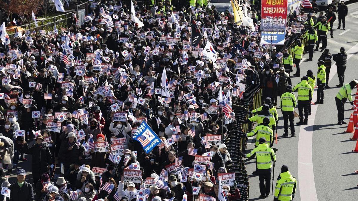 Una marcha en apoyo a Yoon recorre las calles de Seúl.