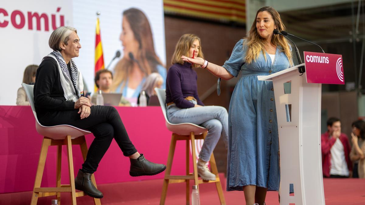 La coordinadora de los Comuns, Candela López, interviene durante la primera jornada de la Assemblea Nacional de Catalunya en Comú