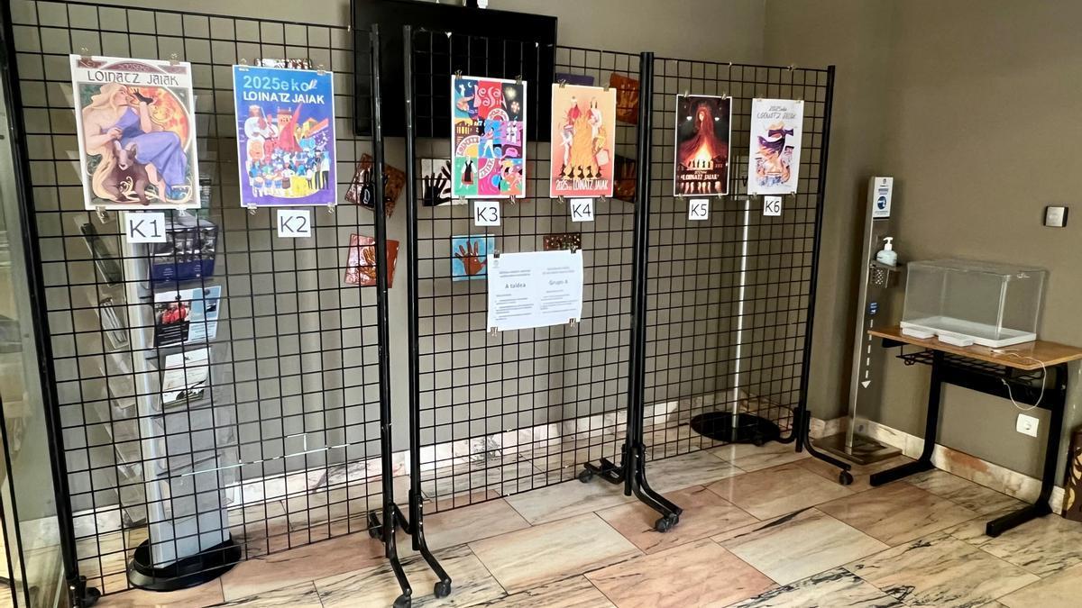 Los seis carteles finalistas de las Loinatz Jaiak, expuestos en el hall del Ayuntamiento de Beasain.
