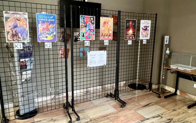 Los seis carteles finalistas de las Loinatz Jaiak, expuestos en el hall del Ayuntamiento de Beasain. / Udala Los seis carteles finalistas de las Loinatz Jaiak, expuestos en el hall del Ayuntamiento de Beasain.