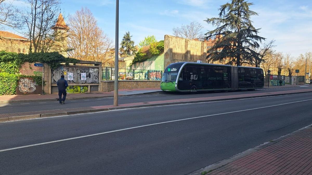 Punto de la calle Pedro Asúa donde se va a crear el nuevo paso de peatones semaforizado