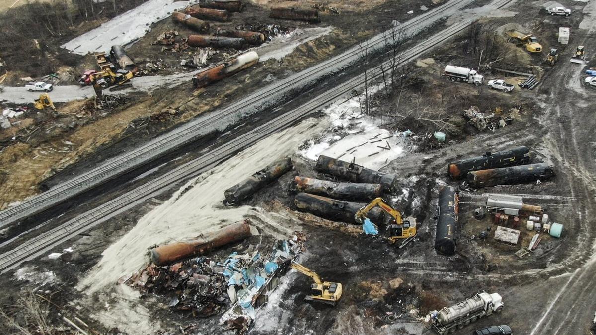 Imagen del descarrilamiento de un tren que portaba sustancias tóxicas en Ohio.