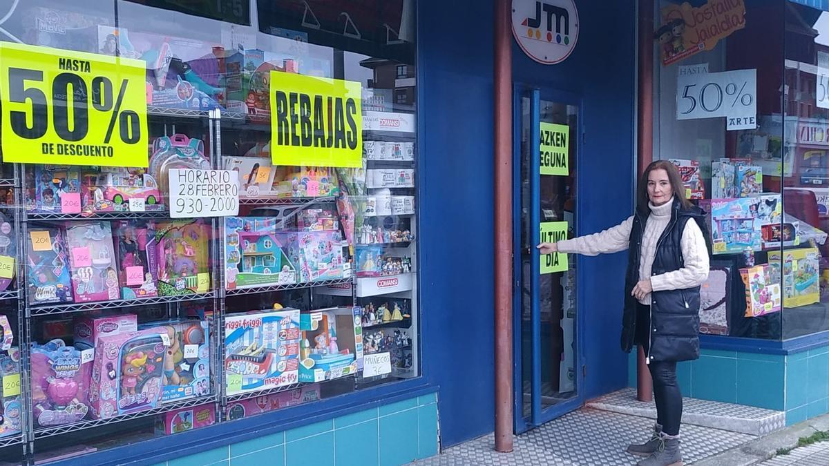 Anabel García, encargada de JM Jostailuak en Zarautz, en su último día de trabajo.