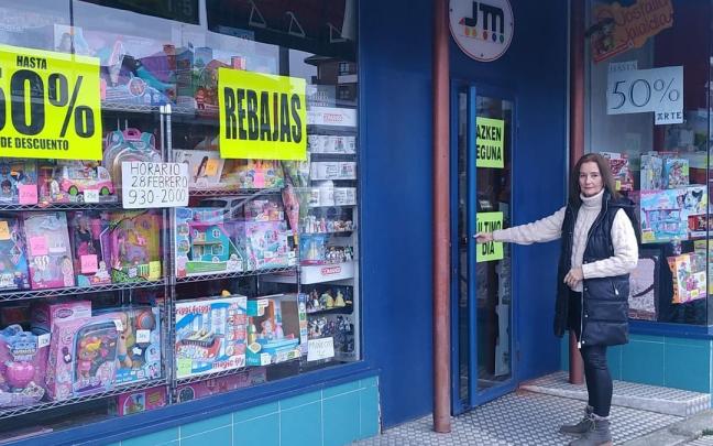 Anabel García, encargada de JM Jostailuak en Zarautz, en su último día de trabajo.