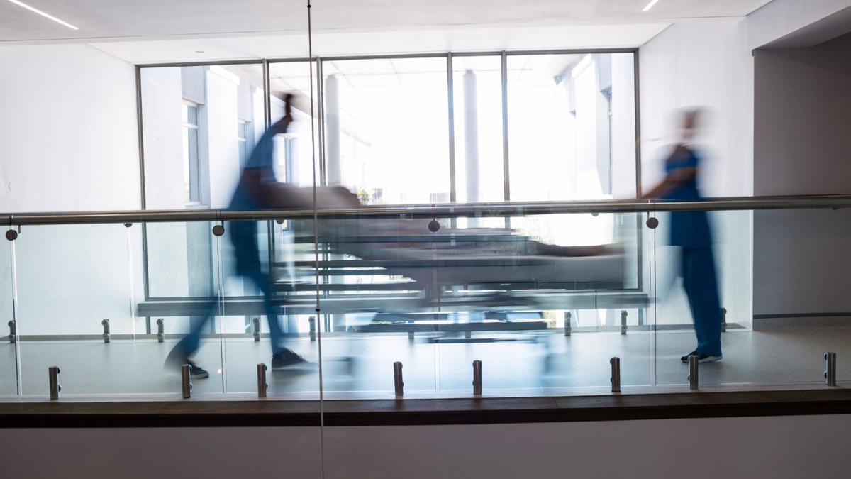 Imagen de archivo de un celador trasladando a un paciente.